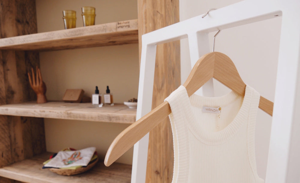 Top hängend an Kleiderstange symbolisch für Shop mit nachhaltigen Ayurveda-Produkten und Yogakleidung