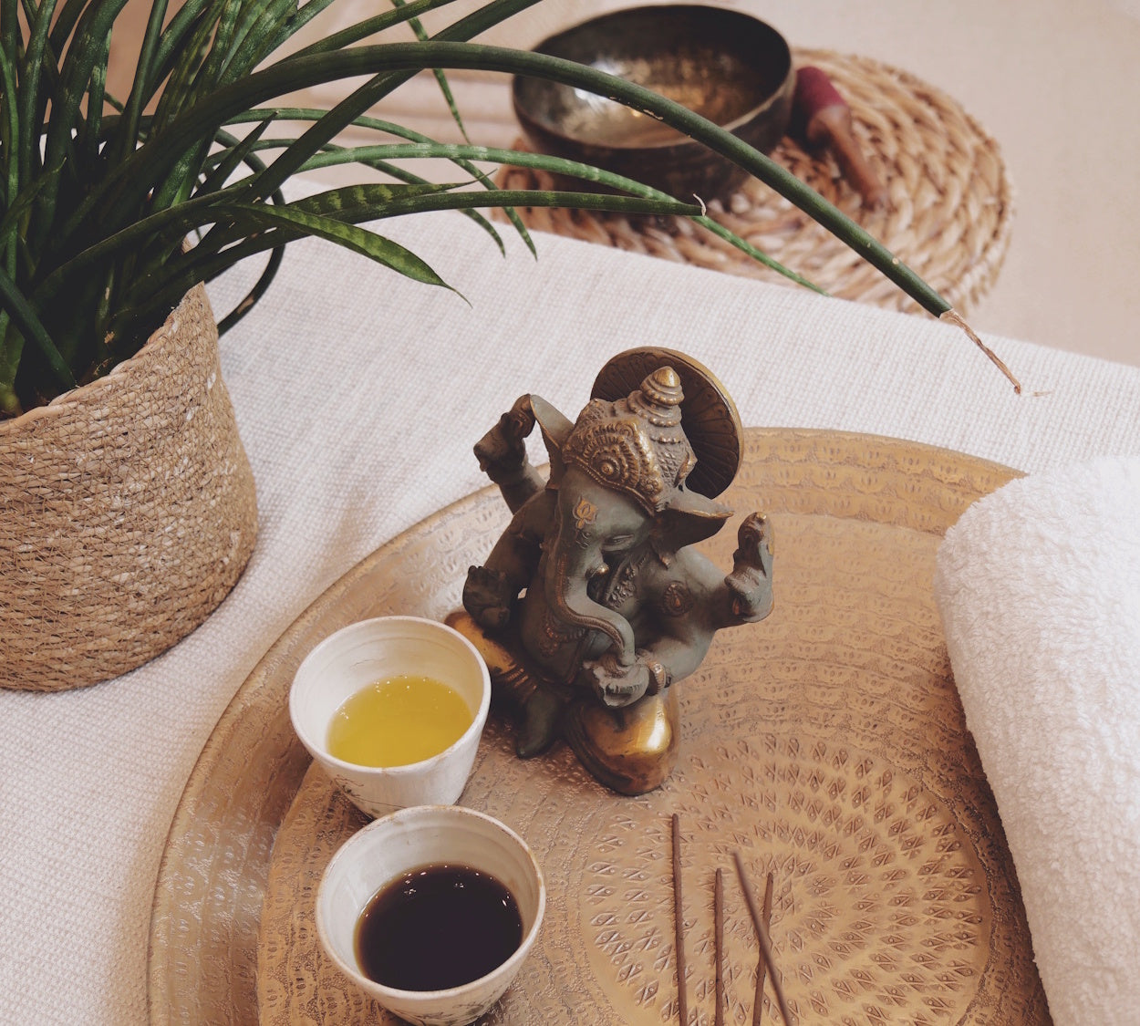 Schalen mit Ayurveda-Ölen und Ganesha symbolisch für ayurvedische Massagen in Kreuzlingen