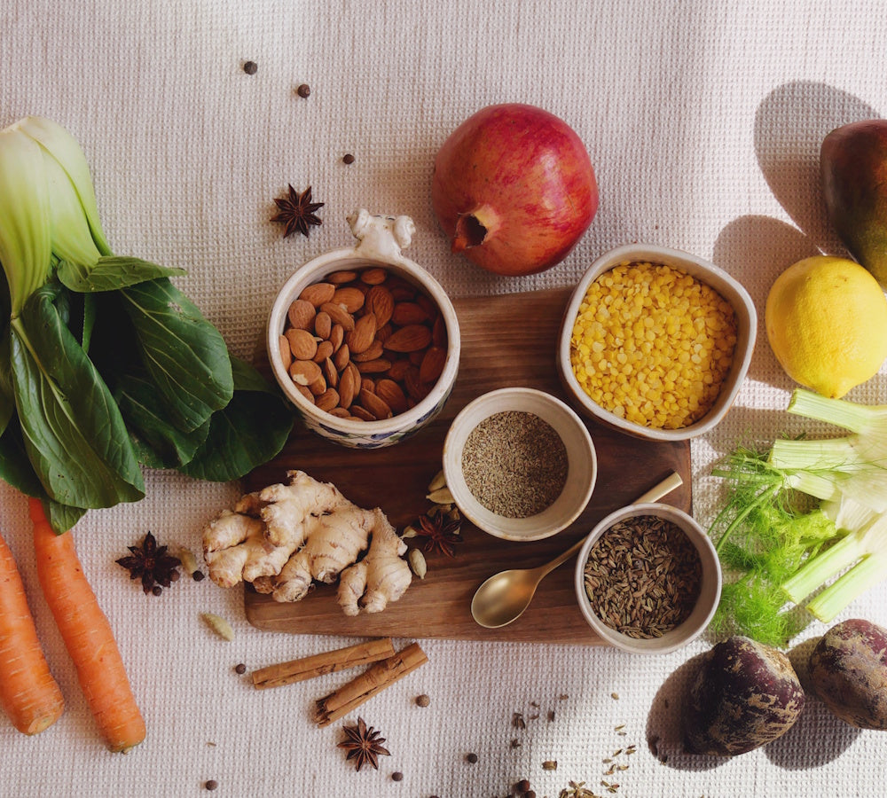 Diverse Gemüse und Gewürze symbolisch für gesunde ayurvedische Ernährung
