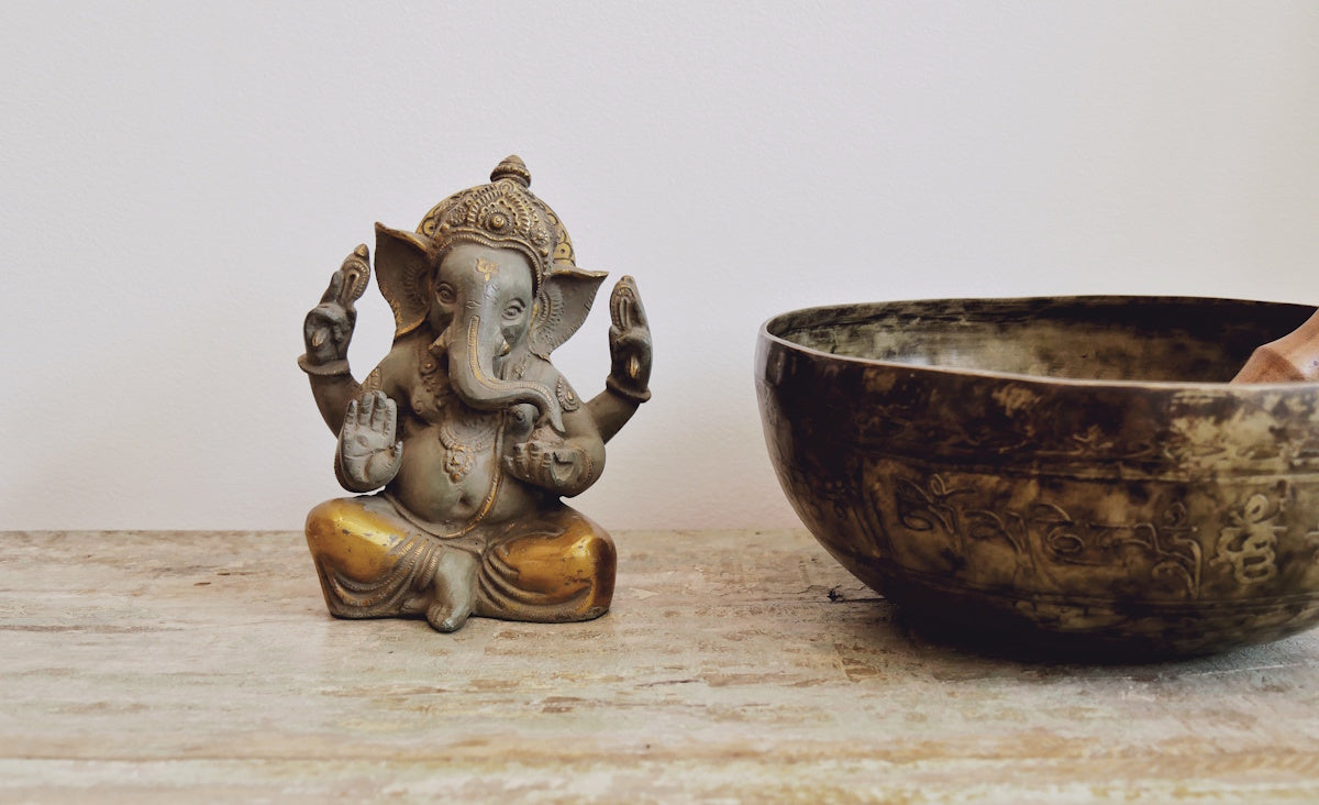 Ganesha Statue neben Klangschale