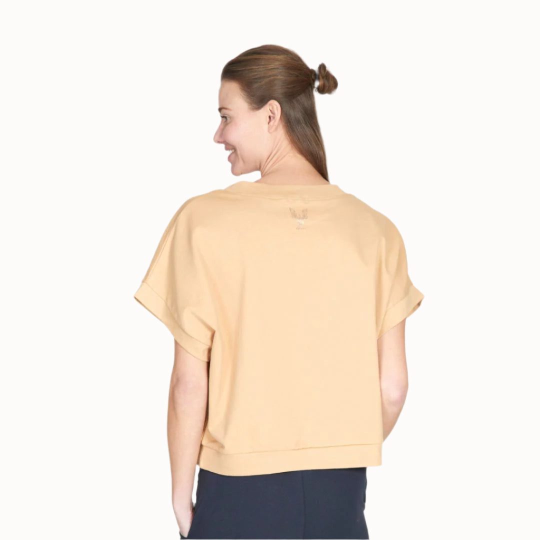Yoga Shirt kurzarm mit V-Ausschnitt aus Bio-Baumwolle in Sand von Kismet