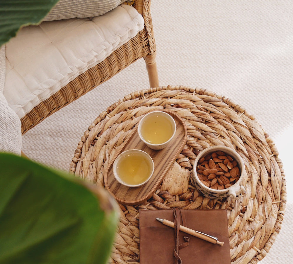 Stimmungsbild mit Tee, Mandeln und Notizbuch symbolisch für Ayurveda-Beratung