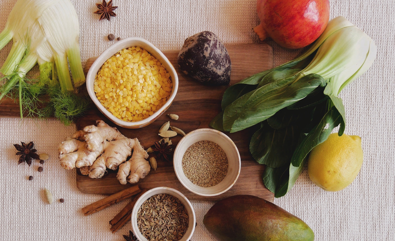Flatlay Gemüse und Gewürze Symbolbild für ayurvedische Ernährungsberatung bei Silke Mohr