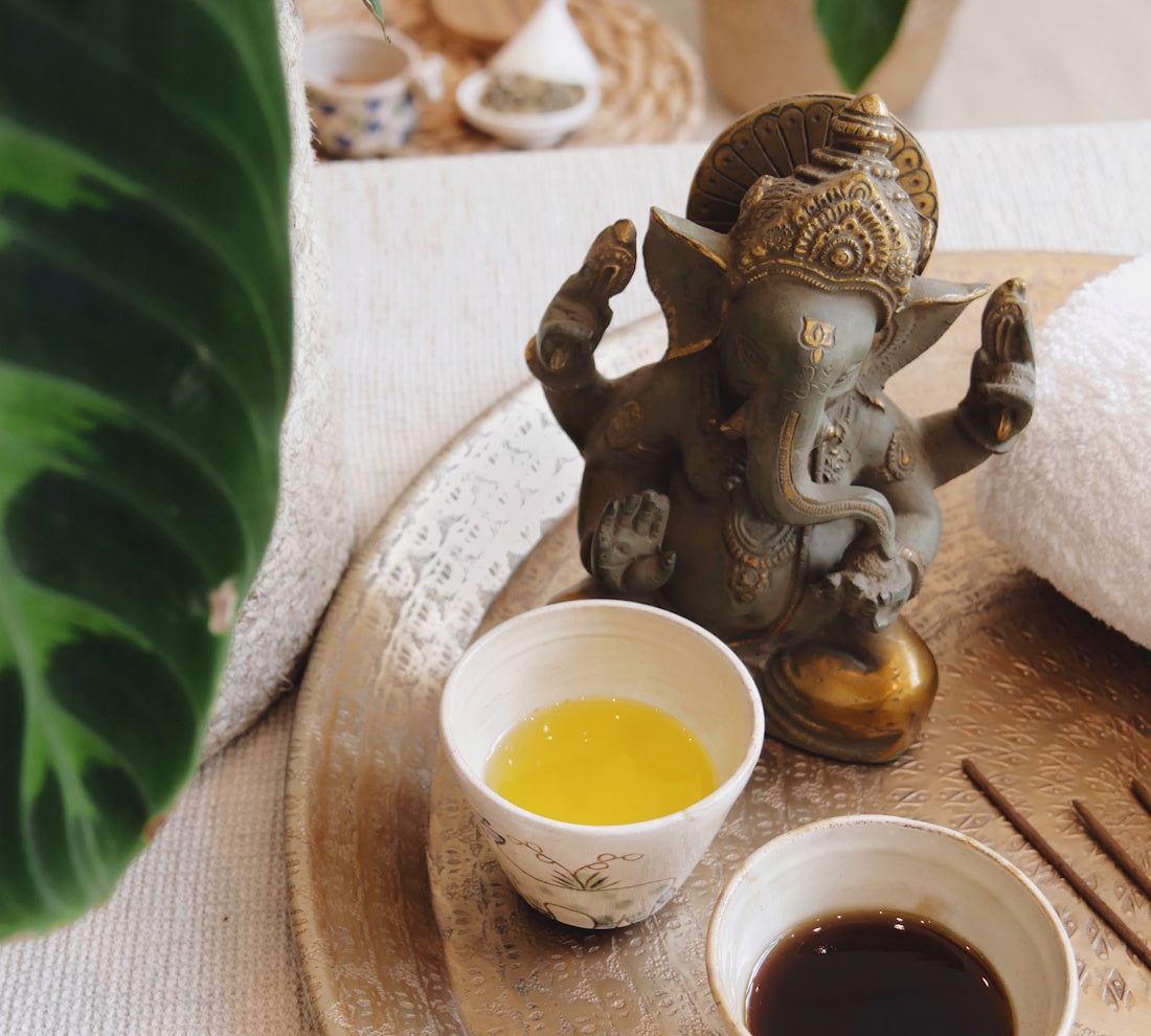 Ganesha Statue und Schalen mit Öl für ayurvedische Massage