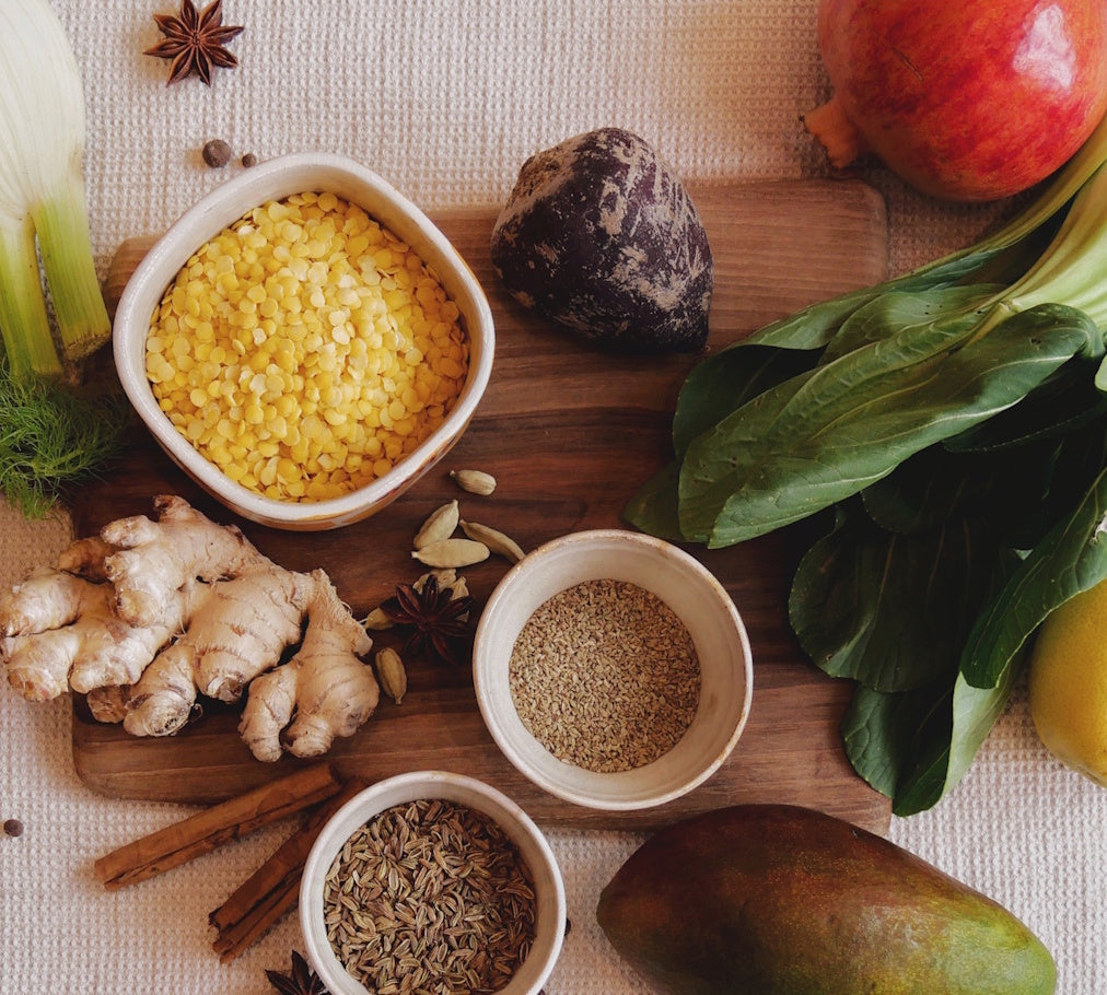 Gemüse und Gewürze symbolisch für ayurvedische Ernährung