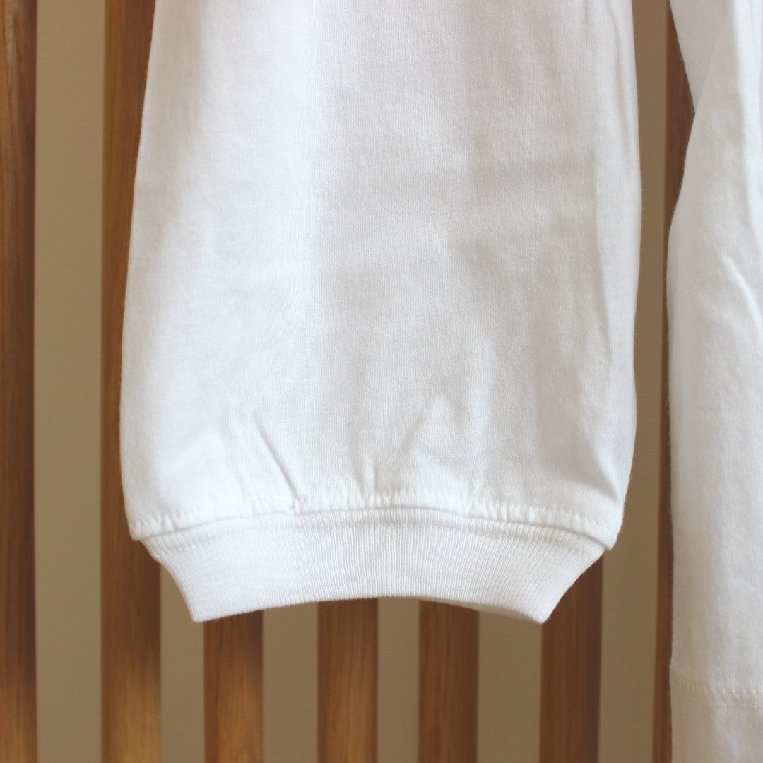 weisses Langarmshirt aus Baumwolle Detailaufnahme Ärmel mit Bündchen