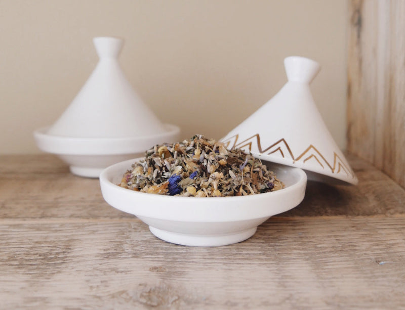 Schale mit ayurvedischen Kräutern symbolisch für ayurvedische Shop-Produkte