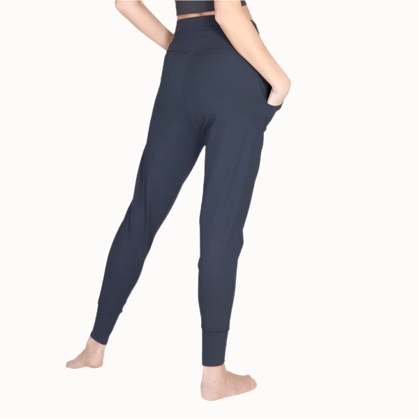 Anthrazitfarbene Yoga Pants mit breitem Bund aus Modal und Bio-Baumwolle - Rückenansicht