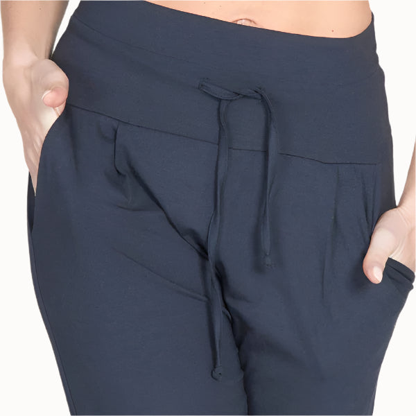 Nahaufnahme anthrazitfarbene Yoga Pants mit breitem Bund und Kordelzug
