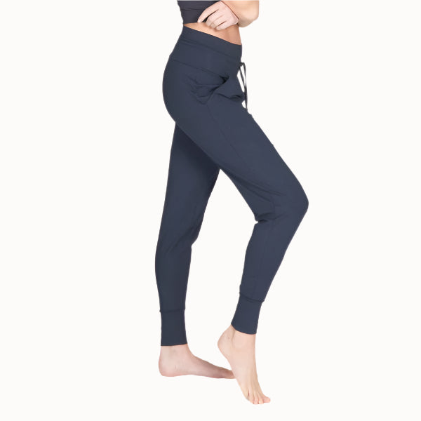 Anthrazitfarbene Yoga Pants mit breitem Bund aus Modal und Bio-Baumwolle - Seitenansicht