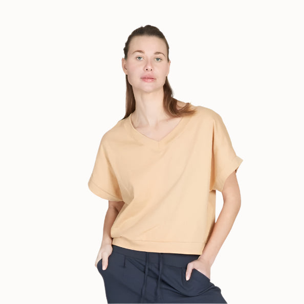 Yoga Shirt kurzarm mit V-Ausschnitt aus Bio-Baumwolle in Sand von Kismet