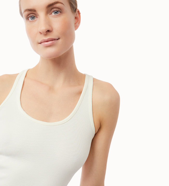Yoga-Top mit Racerback aus gerippter Bio-Baumwolle in Naturweiss.