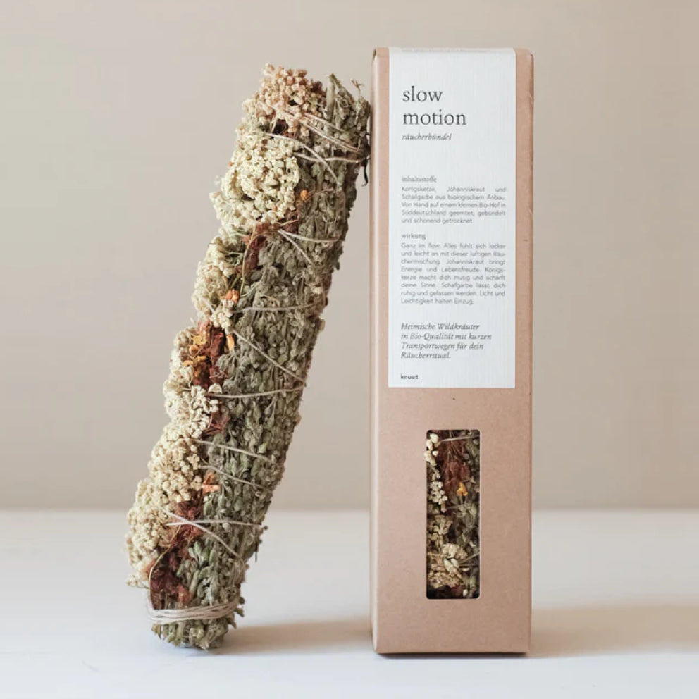 Raeucherbuendel Slow Motion von Kruut mit bio Wildkraetern Schafgarbe, Wilder Dost und Quendel. 